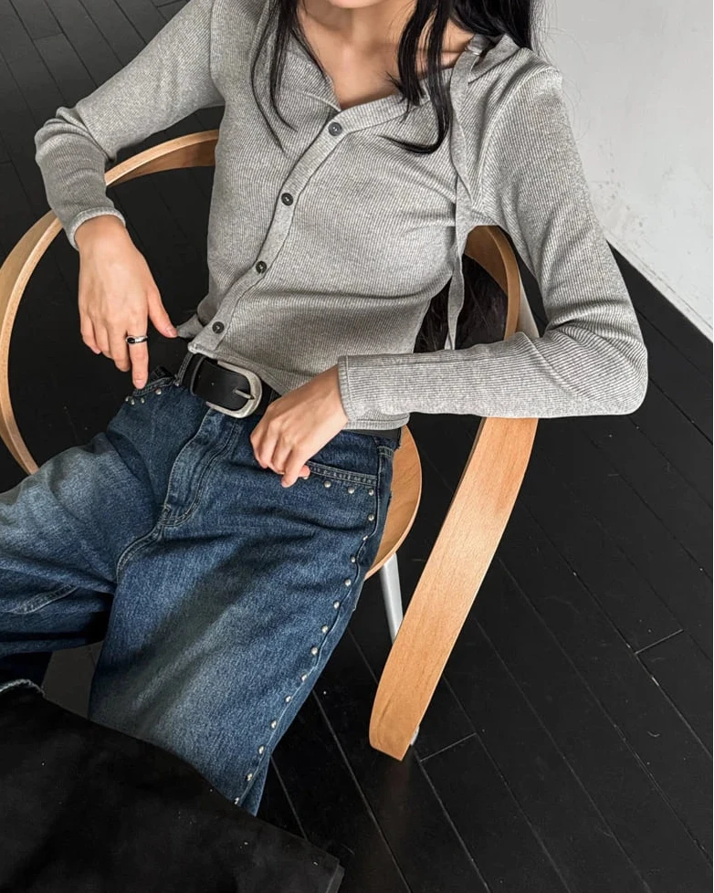 Diagonal buttoned cardigan